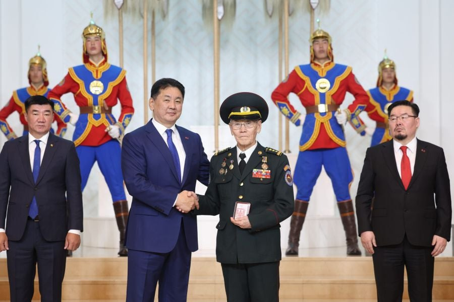 Монгол Улсын Ерөнхийлөгч У.Хүрэлсүх Монгол цэргийн өдрийг тохиолдуулан төрийн дээд цол, одон, медаль хүртээлээ