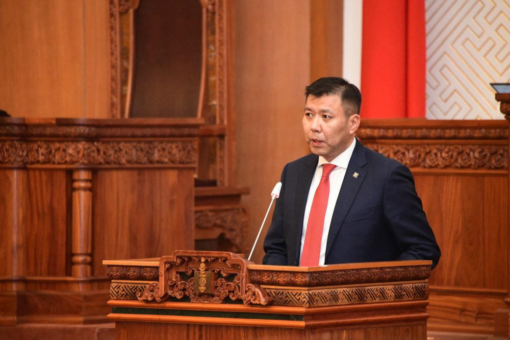 ХЗДХ-ийн сайд Б.Энхбаяр "Гэр бүлээс гадуурх харилцаа үүсгэсэн хүнийг торгож, ижил хүйстний гэрлэлтийг хориглох" хуулийн төслийг өргөн барьжээ