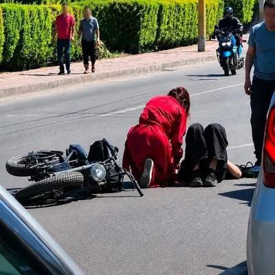 Дүүгээ "Алдарт эхийн одон" авахыг харах гэж сумаас зорьж ирсэн эмч М.Баярмаа зам тээврийн осолд орсон охинд анхны тусламж үзүүлэн үйл ажиллагаанаас хоцорчээ.