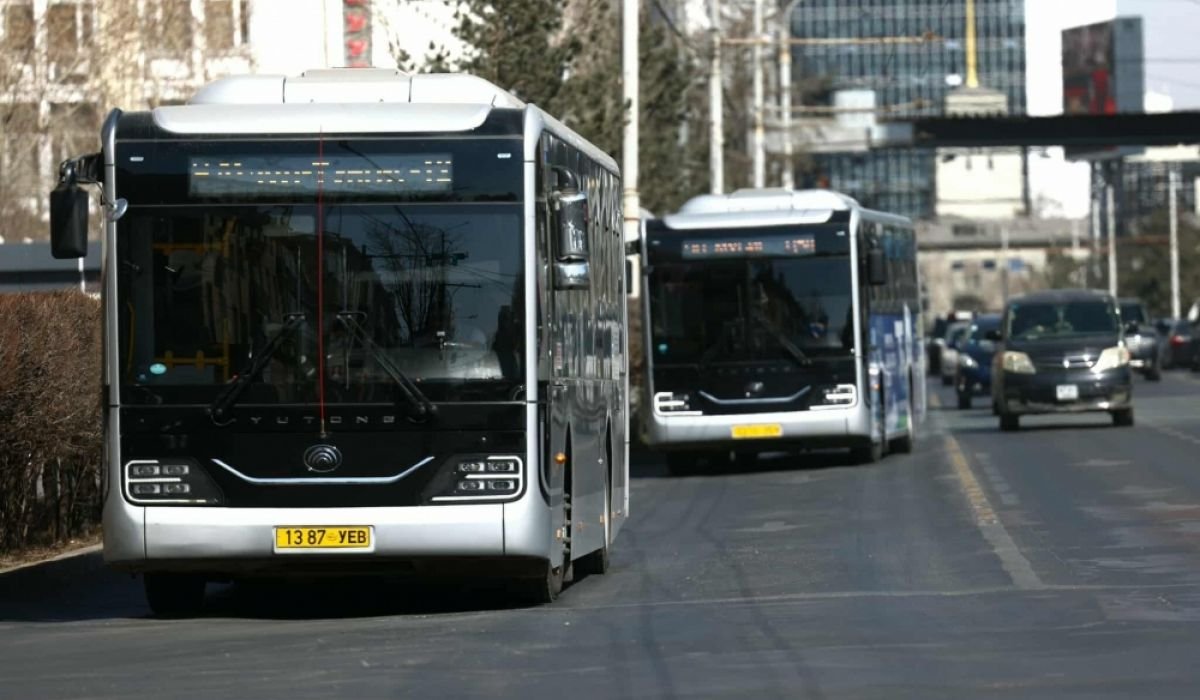 Төв цэнгэлдэх хүрээлэн болон Хүй долоон худаг руу иргэдэд үнэгүй үйлчлэх нийтийн тээврийн автобусны цагийн хуваарийг хүргэж байна