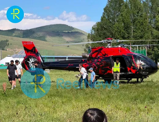 АПУ-гийн П.Батсайхан МУГЖ Г.Ариунбаатарыг АРА фестивальд нисдэг тэргээрээ зөөж, Монгол сонгодогт хүндлэл үзүүлэв