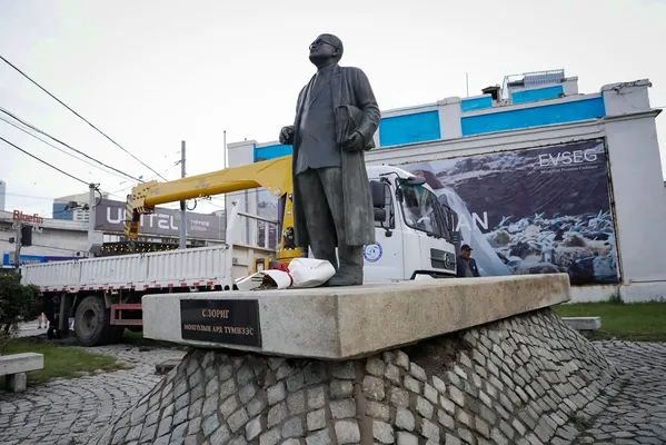 Төр, нийгмийн нэрт зүтгэлтэн С.Зоригийн хөшөөг буцаан байрлууллаа