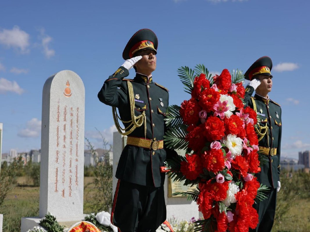 Улс төрийн хилс хэрэгт хэлмэгдэгсдийн дурсгалыг хүндэтгэж, цэцэг өргөлөө